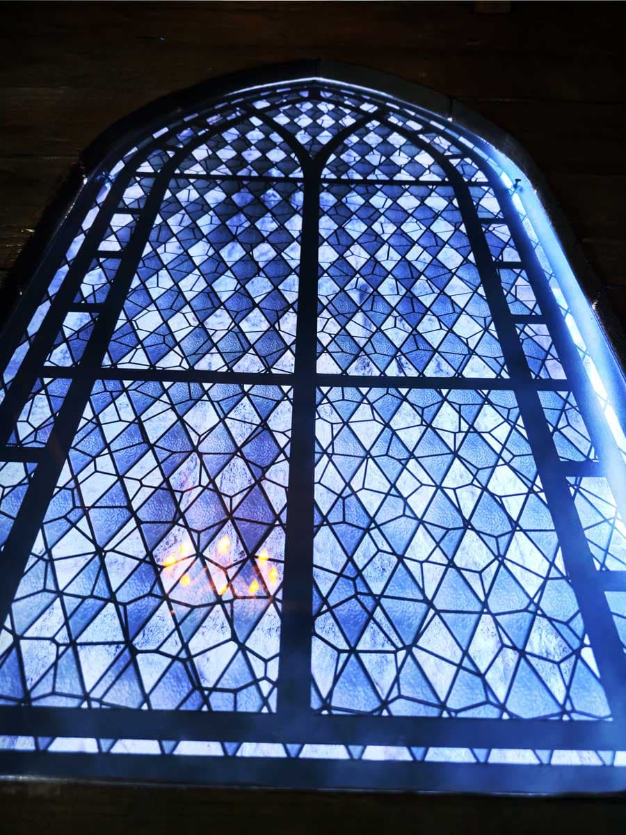 Un Escape game nancy sur Mercredi addams avec un vitrail dans sa chambre