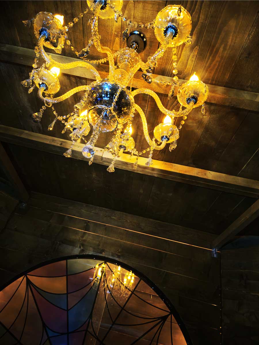 Un Escape game nancy dans la chambre de Mercredi addams avec son vitrail