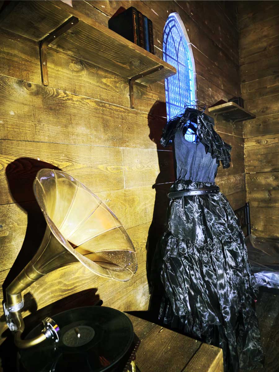 Un Escape game nancy sur Mercredi addams avec sa robe